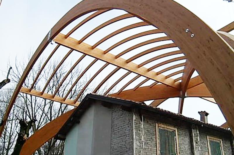 struttura legno lamellare in fase di montaggio